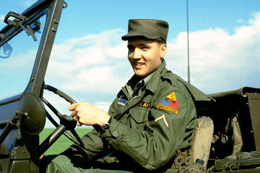 Elvis Presley veste uma Jaqueta M-1951 Field em sua passagem pelo exército dos Estados Unidos
